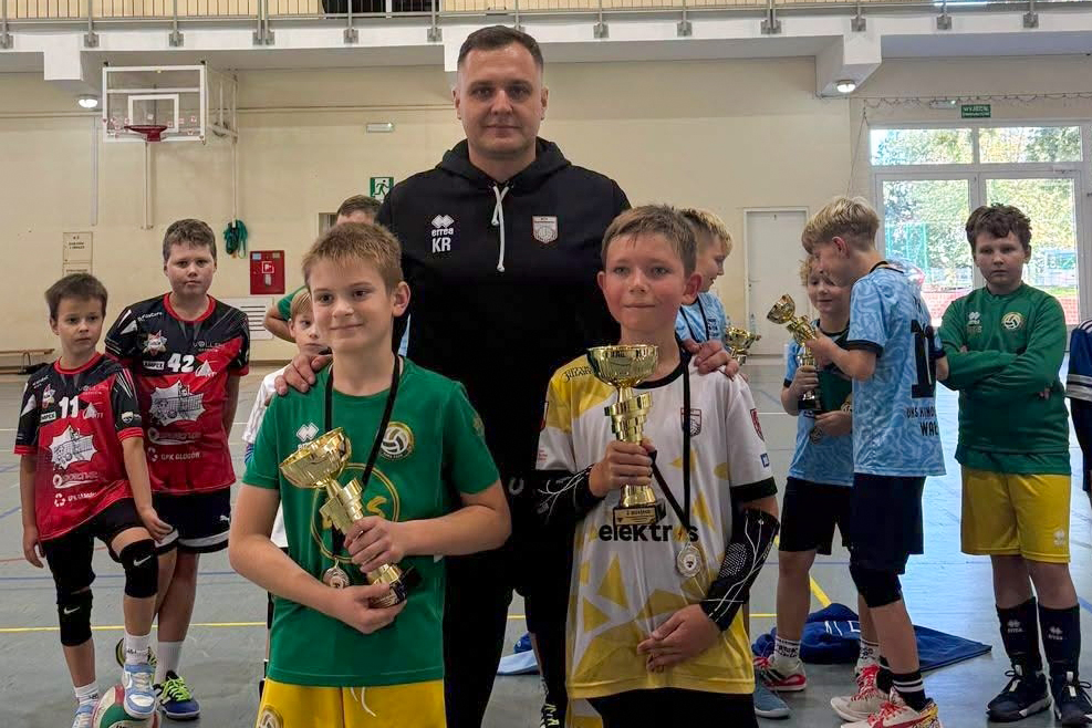 Młodzi siatkarze z pucharami podczas turnieju w Bolesławcu