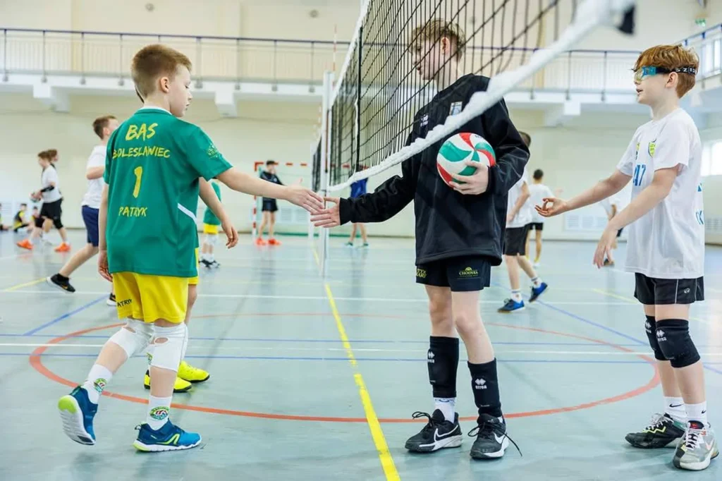 Młodzi siatkarze Akademii podczas wspólnego spotkania na boisku